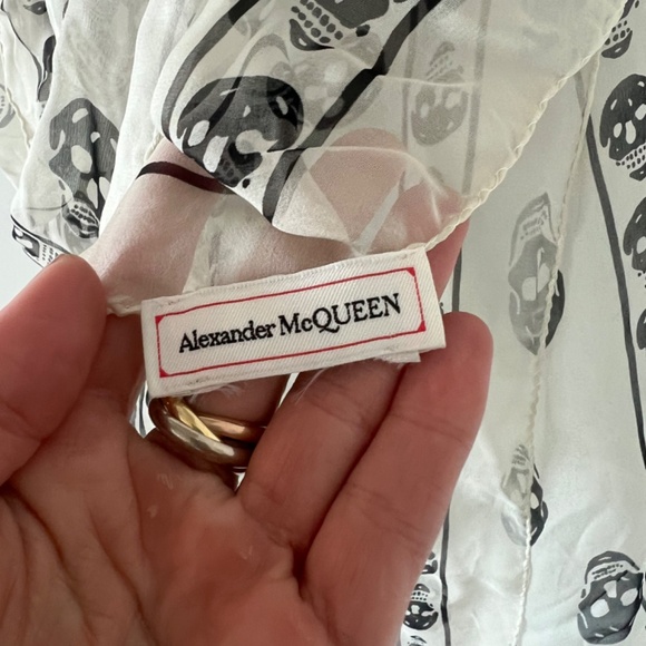 Alexander McQueen silk skull scarf black and cream - Picture 4 of 8